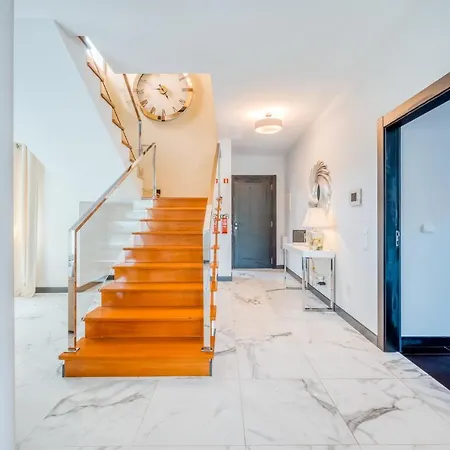 Vacuna By Amazing Madeira